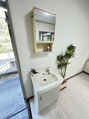 画像11:玄関横にある洗面台です！鏡の前で身支度ばっちりできちゃいます◎