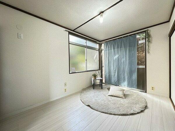 画像3:南東向き洋室6帖☆角部屋二面採光のお部屋です！ベッドを置いて寝室にするのもオススメです☆