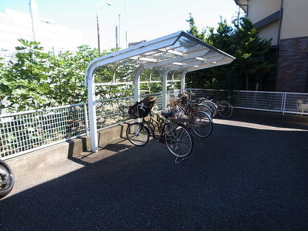 画像13:屋根付き自転車置き場