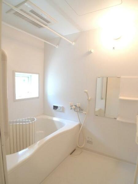 画像10:【浴室】浴室には乾燥機が付いております☆※お風呂の蓋は付属品ではございません。