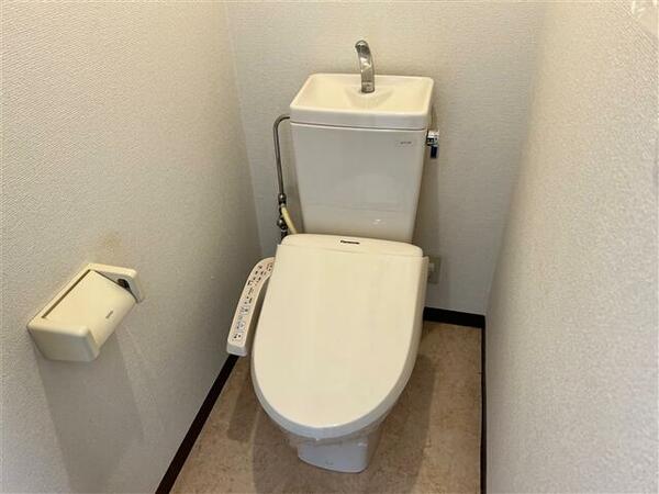 画像6:トイレ　温水洗浄便座（残置物）