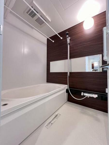画像9:洗面脱衣所には３面鏡のある洗髪洗面化粧台と室内物干しの設置、洗濯機上に棚を完備しました。