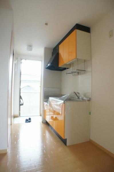 画像10:【キッチン】キッチン脇には冷蔵庫や棚を置くためのスペースもあります♪
