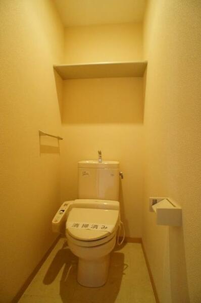 画像8:【トイレ】洗浄機能付暖房便座設置しております！上部には空間を利用しトイレットペーパー等をストックでき