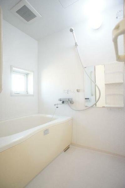 画像14:【浴室】追焚給湯のあるユニットバス。１２１６サイズで洗い場に少しゆとりのあるお風呂です。小窓もあるの