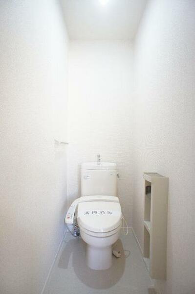画像15:【トイレ】暖房洗浄便座のあるトイレ。タオル掛けと収納棚付きのぺーパーホルダーが設置されています♪♪
