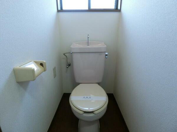 画像9:窓付きの独立トイレ