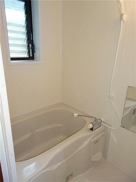 画像6:換気もできる窓付きのバスルーム♪ゆったりと入浴できます！