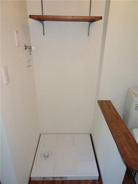 画像8:水漏れ防止の洗濯機パン付き！上部に可動棚も設置済み♪