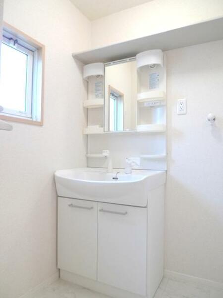 画像15:洗面所　洗面台は洗髪のできるシャンプードレッサーです☆　上部には棚も付いておりますのでタオルやサニタ