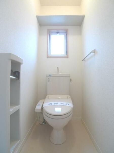 画像16:トイレ　トイレには洗浄機能付き便座です☆　ツールボックスや上部棚、タオルハンガーも付いております♪