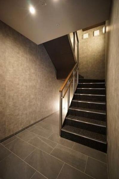 画像14:【共用階段】階段部や2階3階の廊下はホテルのようなカーペット敷きになっています。