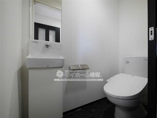 画像6:トイレは快適な温水洗浄暖房便座付き