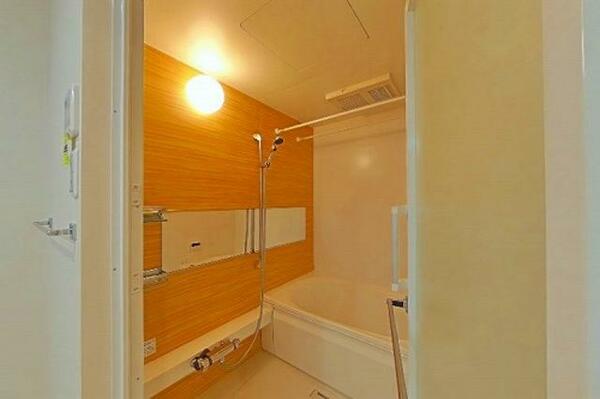 画像11:【浴室】木目のアクセントタイルが特徴の浴室です！温度調整が簡単なサーモスタット水栓と、可動式のシャワ