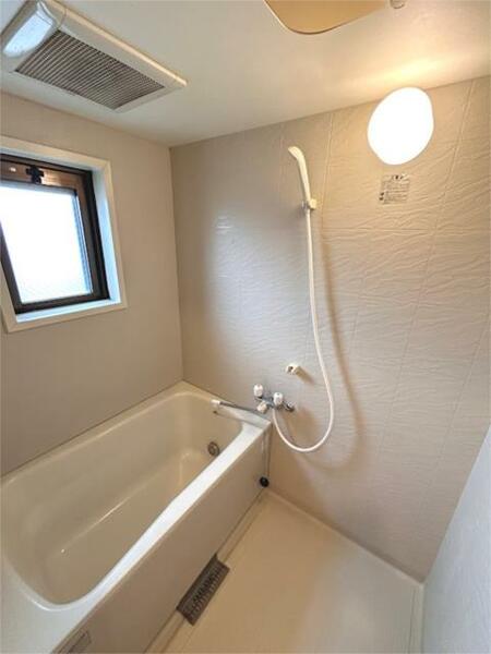 画像6:窓付き浴室で、カビ対策もでき人気です！