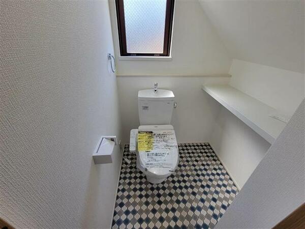 画像7:ウォシュレット付きの洋式トイレ♪便利な棚付き！