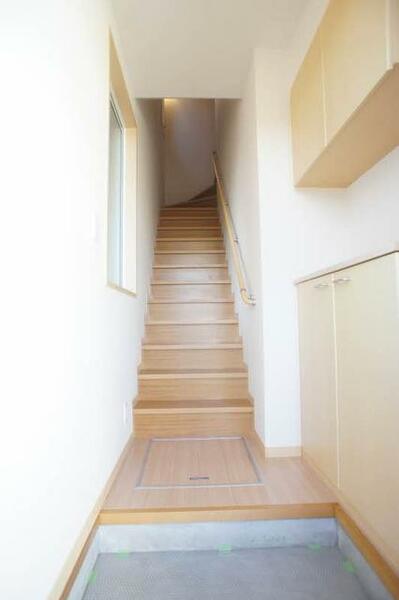 画像15:１Ｆにある玄関から専用の階段を上ってお部屋になります。上下セパレートタイプのシューズボックスをご用意