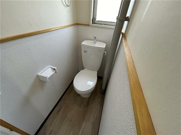 画像7:窓があり換気もできて明るいトイレです♪
