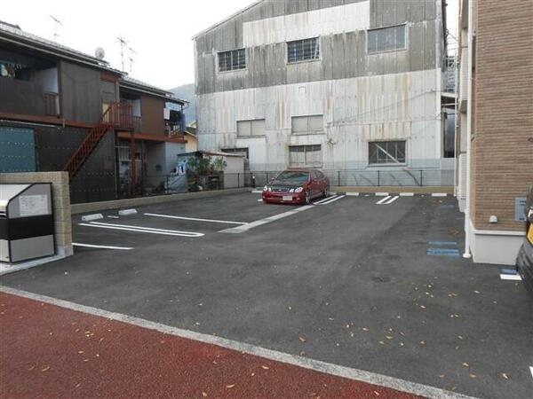 画像14:停めやすい二重白線の駐車場♪