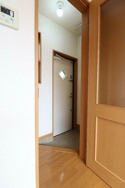 画像7:玄関とお部屋の間にドアがあります。