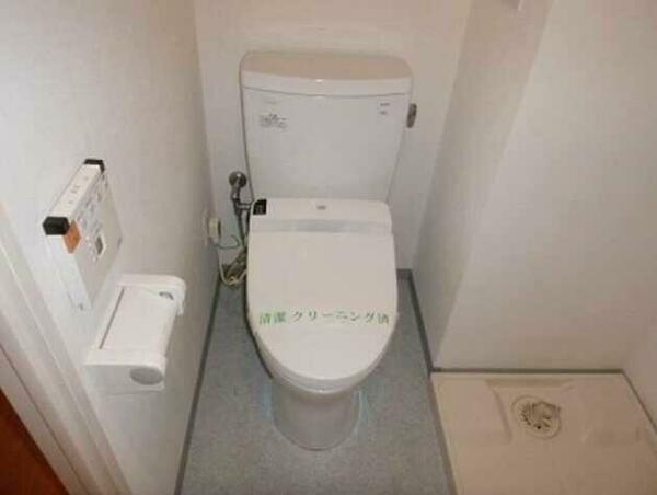 画像13:温水洗浄便座完備のトイレです。