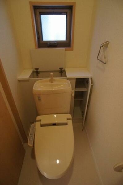 画像10:収納棚付きトイレ（洗浄機能便座設置）