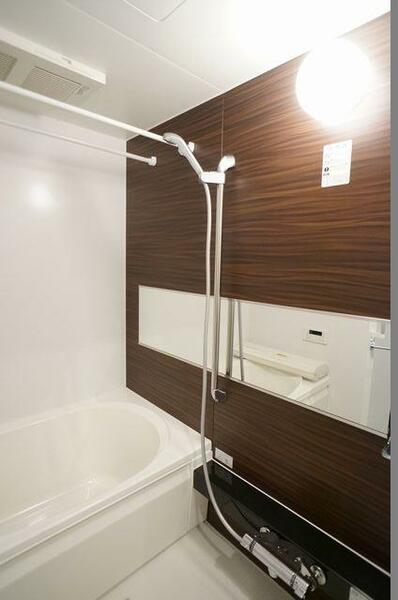 画像11:ブラウンのパネルがお洒落な浴室暖房乾燥機付きの浴室です！こちらには追い焚き機能付き給湯器がございます