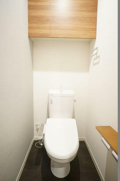 画像12:暖房洗浄便座付きのトイレです！上部には棚が有る為、予備のトイレットペーパー等を置くスペースがございま