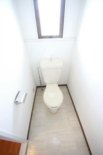 トイレ：清潔感のある爽やかなトイレ。誰もがリラックスできる空間です。