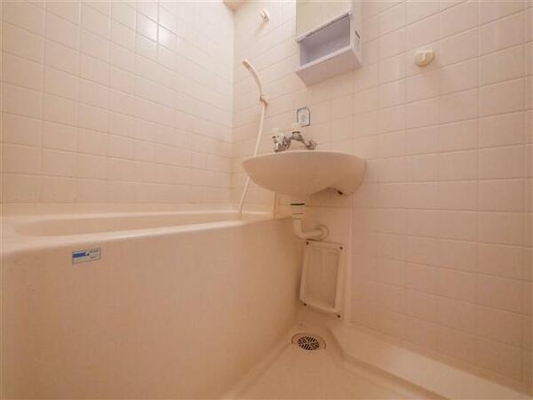 画像8:入浴にもお掃除にも便利なシャワー付き