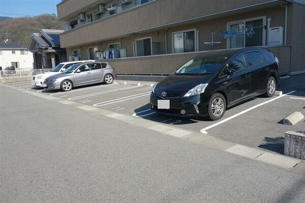 画像13:２重白線でゆったりと駐車できる駐車場♪