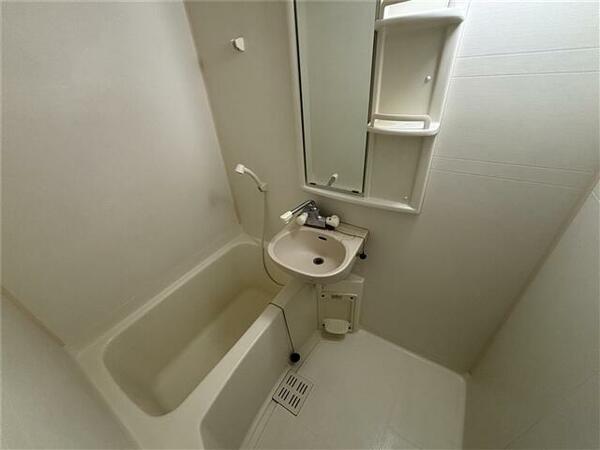 画像6:いつでも入浴できるシャワー付きのバスルーム♪