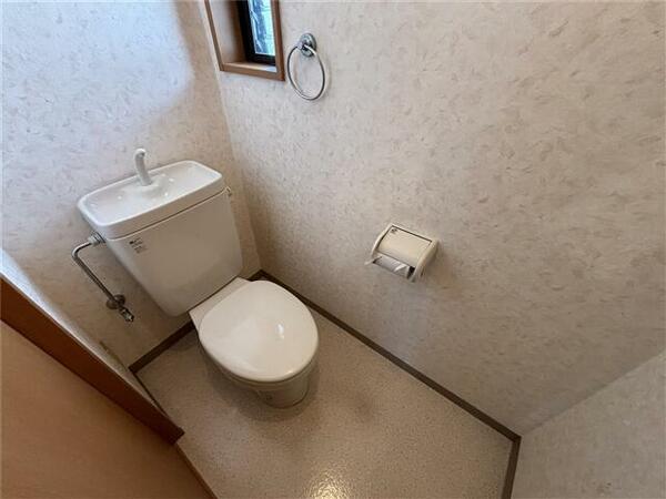 画像7:換気のしやすい窓付きの洋式トイレ♪