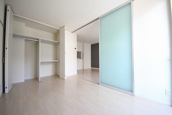 画像7:【洋室】収納にはハンガーパイプ・棚板設置のため、効率的に収納できます。