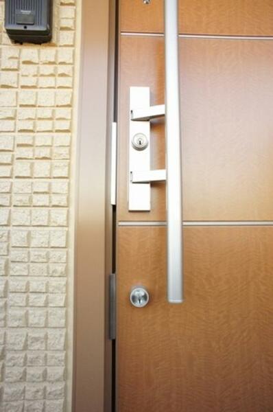 画像13:共用エントランスはオートロックです。しかも、それぞれのお部屋の玄関ドアは1キー2ロックです。（1つの鍵