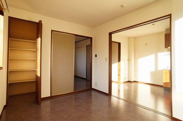 画像10:【洋室】キッチン横のこのお部屋はリビングスペースとしてご利用できます☆南向きで角部屋！２面採光なので