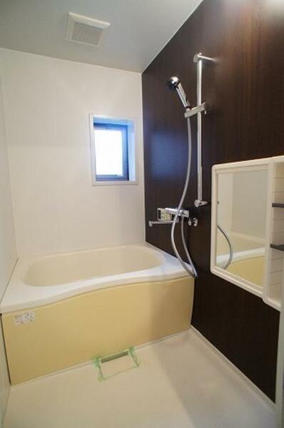画像10:【浴室】換気と採光を考慮した小窓があって明るく清潔感あるバスルームは、沸かし直しができて経済的な追焚