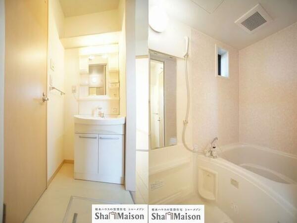 画像11:■洗面所・浴室■　鏡の両脇に収納スペースを確保した洗髪洗面化粧台は、水栓がリフトアップするので洗髪も