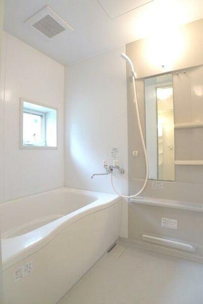 画像13:【浴室】小窓がついているので換気に便利です◎追焚機能つきですので、快適なバスタイムをお過ごしください