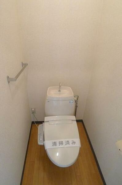 画像15:トイレには洗浄機能付便座有。