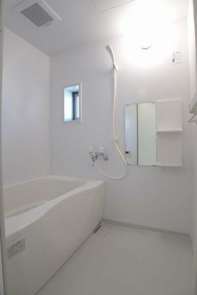 画像9:【浴室】換気と採光を考慮した小窓があって明るく清潔感あるバスルームは、沸かし直しができて経済的な追焚