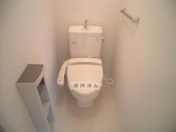 画像15:【トイレ】トイレには洗浄機能付き便座を設置♪　ツールボックスやタオルハンガーを設置しております☆