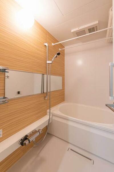 画像7:【浴室】アクセントパネルがオシャレな浴室　浴室換気乾燥暖房機設置、追い焚き機能、シャワースライド仕様