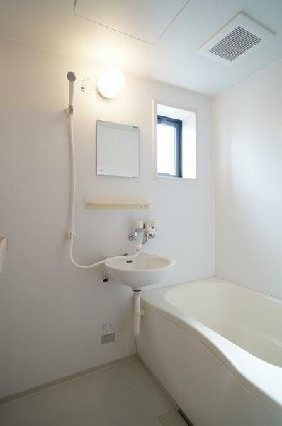 画像10:【浴室】浴室は2点ユニット！小窓もあるので換気もでき、湿気が籠りにくい点もメリット♪