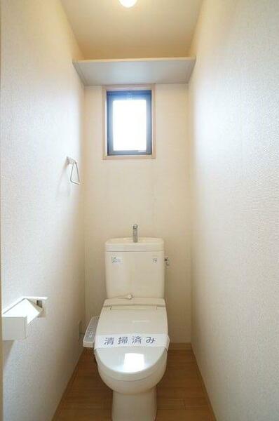 画像8:【トイレ】トイレには洗浄便座も設置！小窓があるので換気もしやすいのがポイント♪