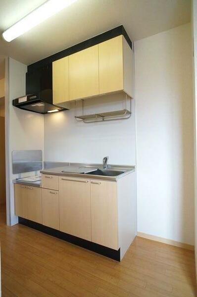 画像9:【キッチン】キッチンは上下に収納を設けたシステムキッチン！隣は冷蔵庫置き場になります！
