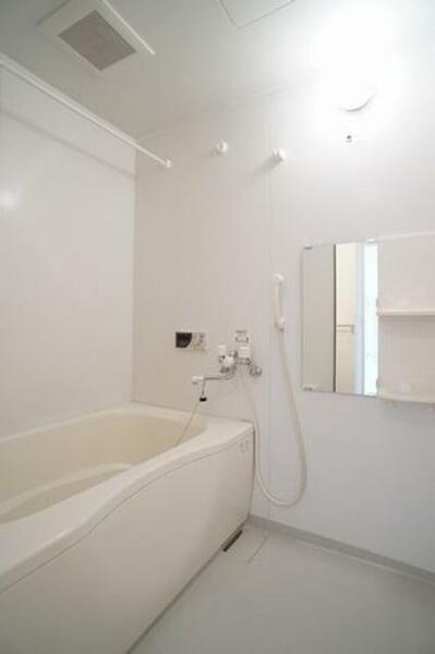 画像13:追い炊き機能付きの浴室です。浴槽にお湯をためてお仕事で疲れた体をゆっくりと休めて下さい♪