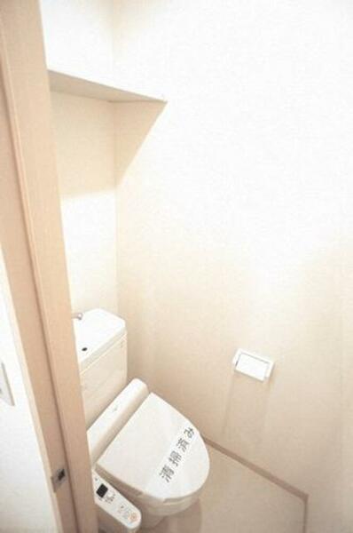 画像10:○温水洗浄暖房機能付きトイレ○　便利な多機能トイレです！上の棚は日用品置き場にどうぞ。