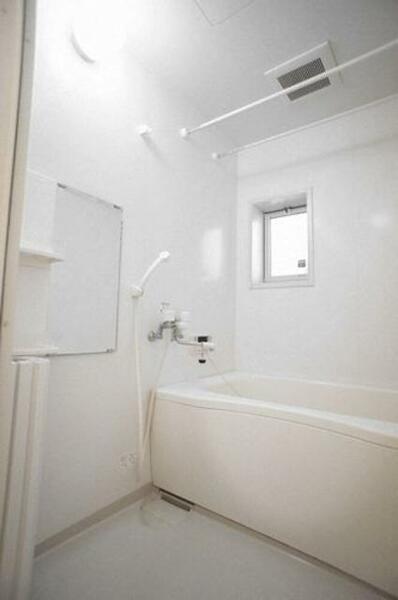 画像11:○清潔感のある浴室○　疲れを癒すお風呂タイムはやっぱり清潔感のある空間で♪２４時間換気システムと物干