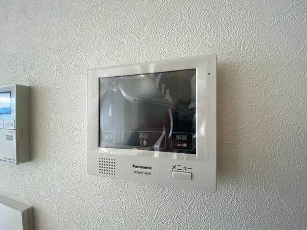 画像11:TVモニター付インターホンです。来客者の顔が見えるので安心！